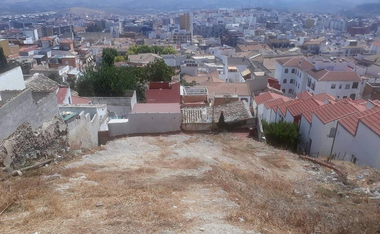 Solar limpiado en la calle Buenavista, en el casco histórico jienense. 