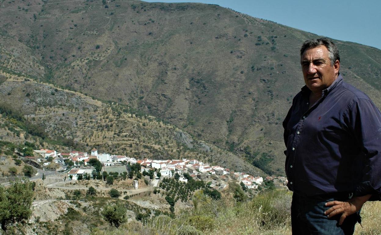 El alcalde de Rubite, Arsenio Moreno y al fondo su pueblo alpujarreño. 