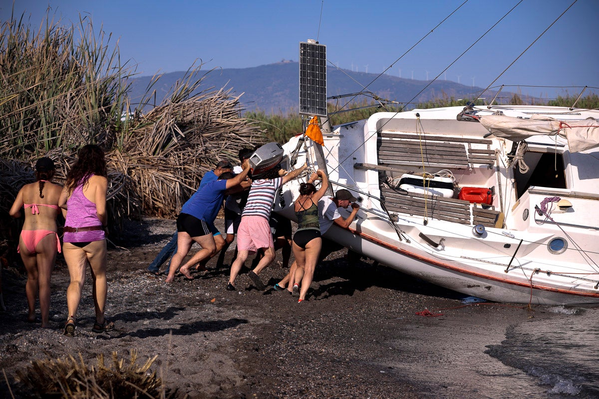 Fotos: El espectacular reflote del velero varado en Salobreña