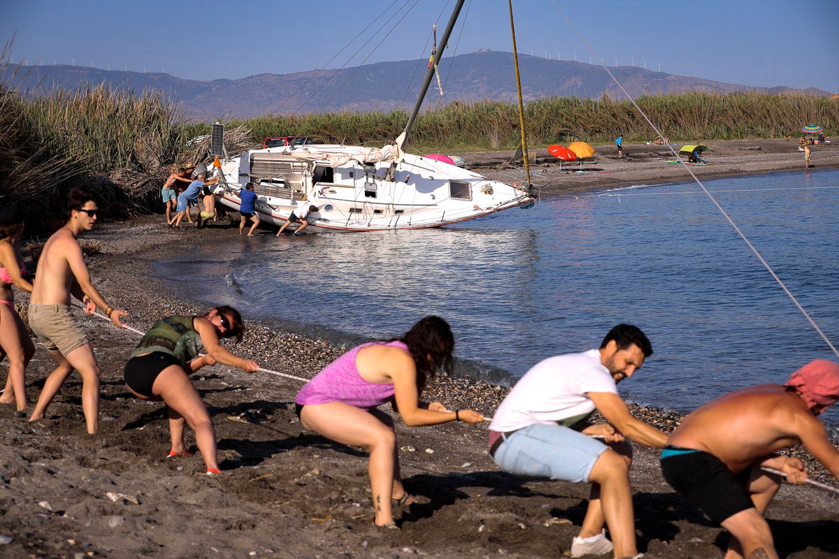Fotos: El espectacular reflote del velero varado en Salobreña
