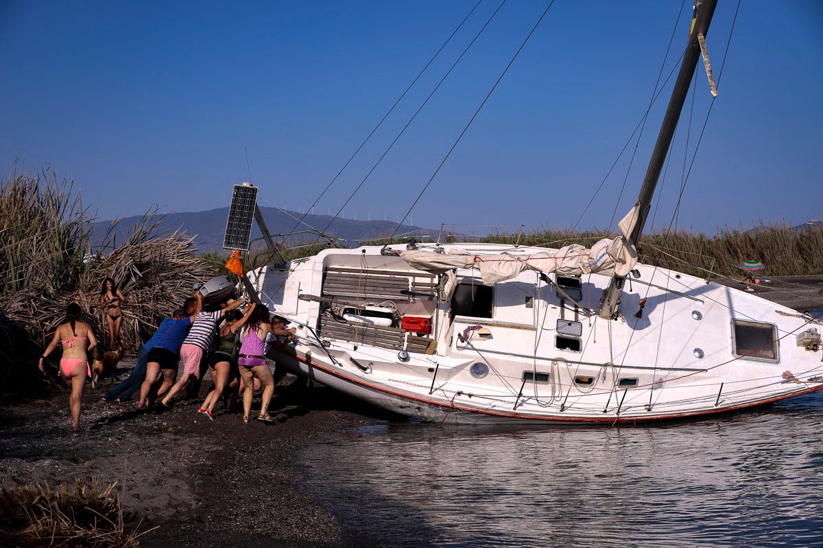Fotos: El espectacular reflote del velero varado en Salobreña