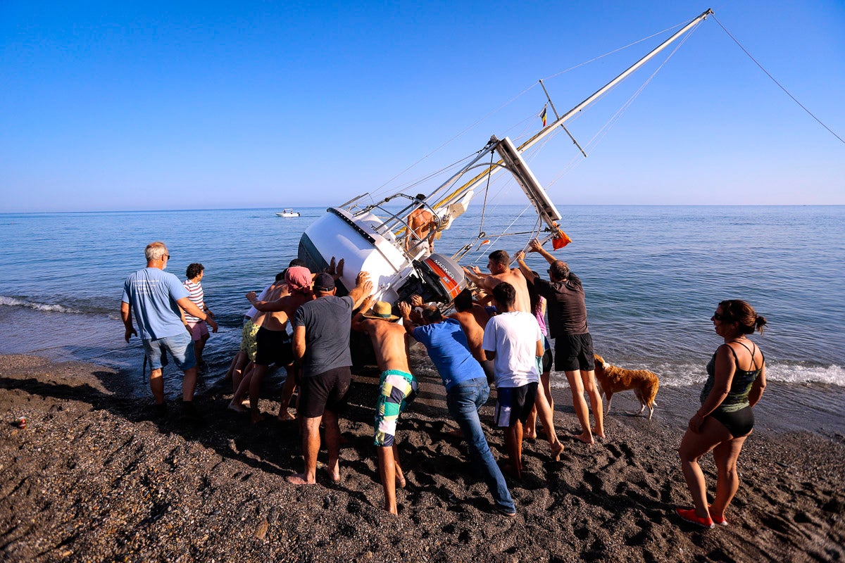 Fotos: El espectacular reflote del velero varado en Salobreña