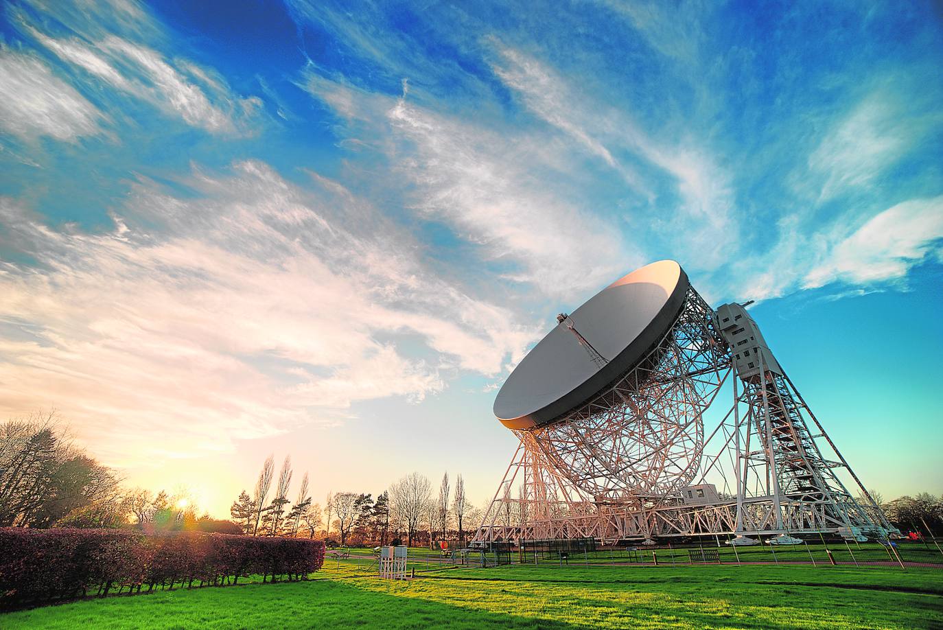 14. Jodrell Bank Observatory (Reino Unido): Al noroeste de Inglaterra, en una zona rural exenta de interferencias sonoras, se halla el observatorio radioastronómico de Jodrell Bank, uno de los primeros del mundo. En 1945, año de su entrada en funcionamiento, aquí se efectuaban investigaciones sobre las radiaciones cósmicas detectadas mediante un sistema de radar. Este centro científico, que aún prosigue sus actividades, posee varios radiotelescopios y una serie de edificios funcionales. La labor de investigación llevada a cabo en Jodrell Bank ha tenido repercusiones importantes en ámbitos como el estudio de la luna y los meteoritos, el descubrimiento de los cuásares, la óptica cuántica y el seguimiento de las naves espaciales.