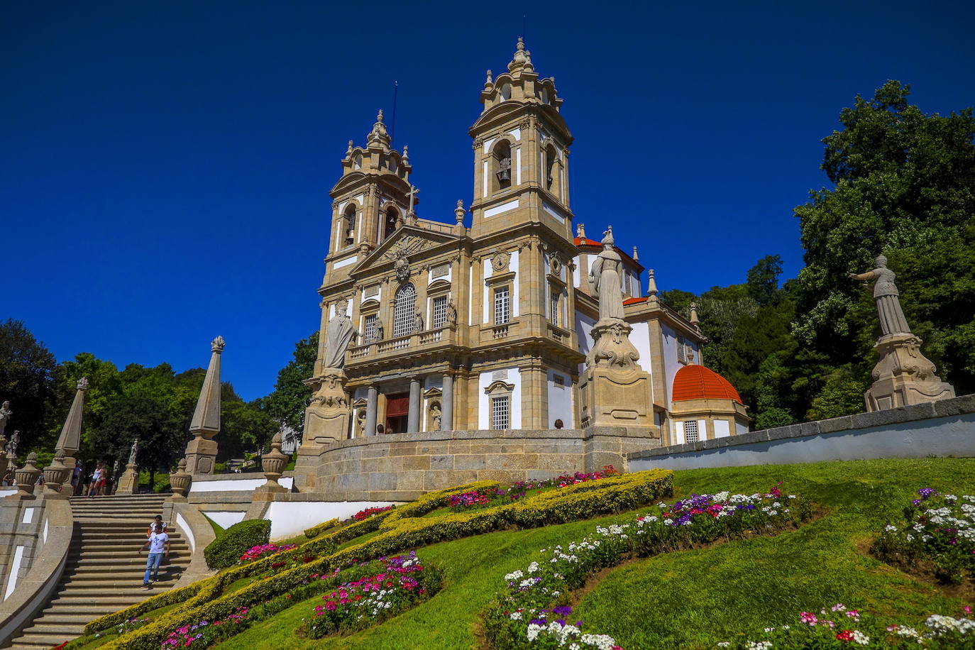 5. Santuario de Braga (Portugal). En el norte de Portugal se encuentra este sitio que evoca la Jerusalén cristiana con su montaña sacrosanta. El santuario, predominantemente barroco, destaca por el Via Crucis que se extiende por la ladera occidental del cerro, con capillas, estatuas alegóricas, jardines clásicos y grupos escultóricos que representan la Pasión de Cristo.