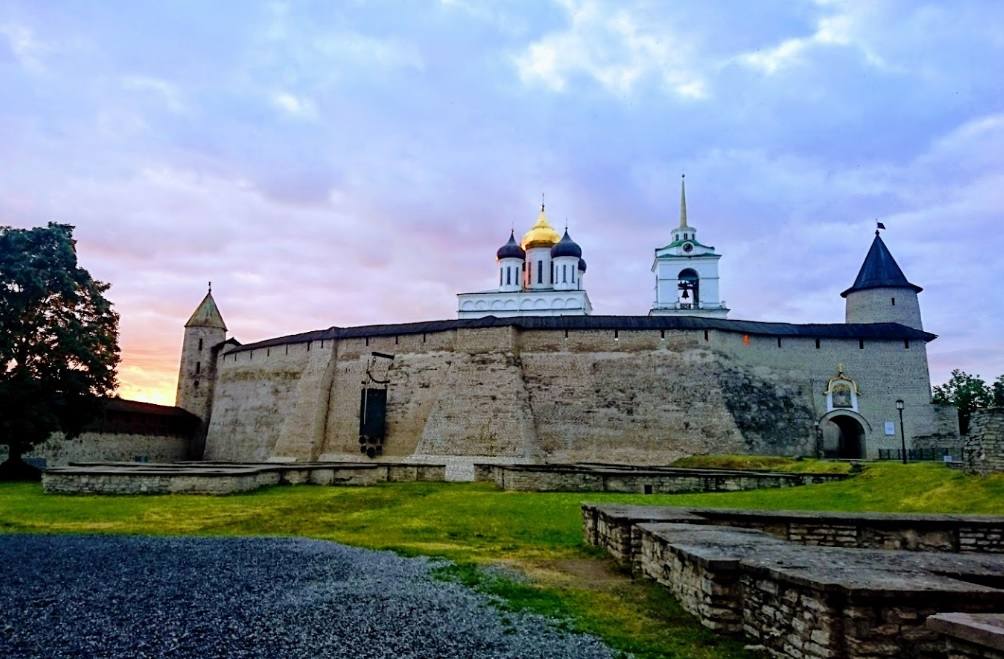 11. Situado al noroeste del país, en la histórica ciudad de Peskov asentada a orillas del río Velikaya, este sitio monumental está compuesto por torres fortificadas y edificios oficiales, así como por iglesias, catedrales y monasterios que se integran de forma natural en su entorno gracias a sus jardines, murallas, vallados y cercas. Los elementos más antiguos de esos edificios datan del siglo XII y sus característicos volúmenes cúbicos, bóvedas, atrios y campanarios son obra de la escuela arquitectónica de Peskov.