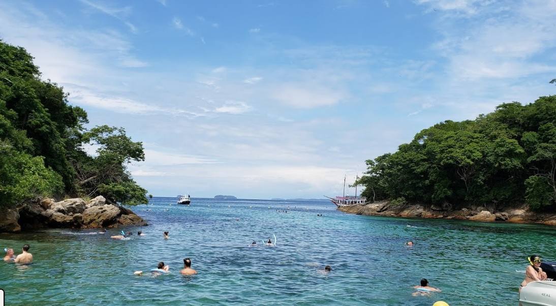 1. Isla Grande (Brasil): El área reconocida abarca 149.000 hectáreas e incluye el centro histórico de caserones coloniales de Paraty (fundada en 1667 y declarada patrimonio histórico de Brasil en 1958) y cuatro reservas naturales a su alrededor, entre ellas la Sierra de Bocaina -cuyo pico máximo alcanza los 2.088 metros- y la isla de playas paradisíacas Ilha Grande, gran atractivo turístico de la llamada «Costa Verde» carioca.