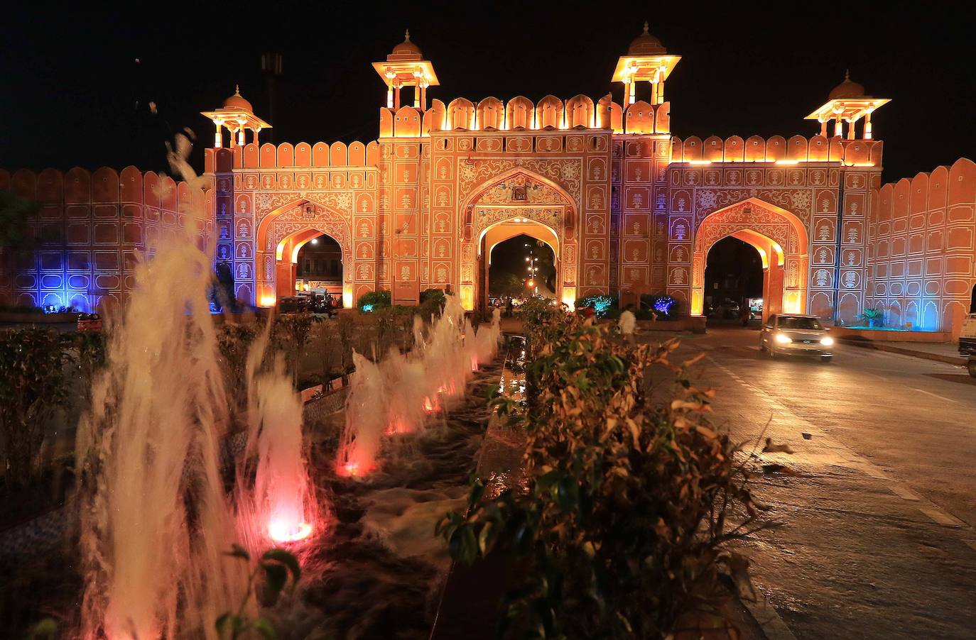 13. Jaipur (India). Esta ciudad, en el estado indio de Rajastán, es conocida por su planificación urbana del siglo XVIII y sus iconos arquitectónicos de Rajput-Mogol que incluyen monumentos como el Palacio de la Ciudad, Hawa Mahal y el sitio de Patrimonio Mundial de Jantar Mantar, junto con diversos bazares históricos. Está confinada en un área de dos kilómetros cuadrados dentro de una muralla bien definida y nueve puertas.