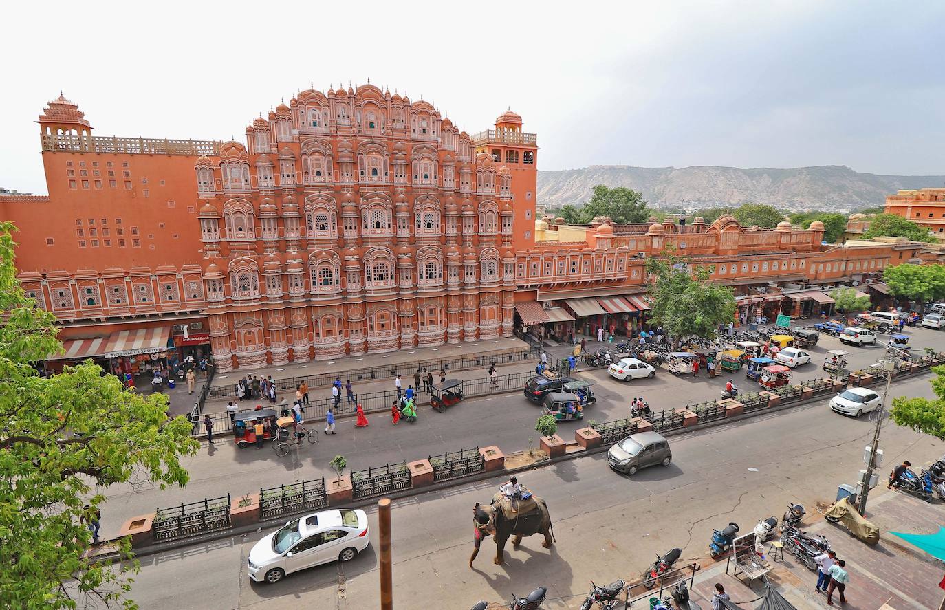 13. Jaipur (India). Esta ciudad, en el estado indio de Rajastán, es conocida por su planificación urbana del siglo XVIII y sus iconos arquitectónicos de Rajput-Mogol que incluyen monumentos como el Palacio de la Ciudad, Hawa Mahal y el sitio de Patrimonio Mundial de Jantar Mantar, junto con diversos bazares históricos. Está confinada en un área de dos kilómetros cuadrados dentro de una muralla bien definida y nueve puertas.