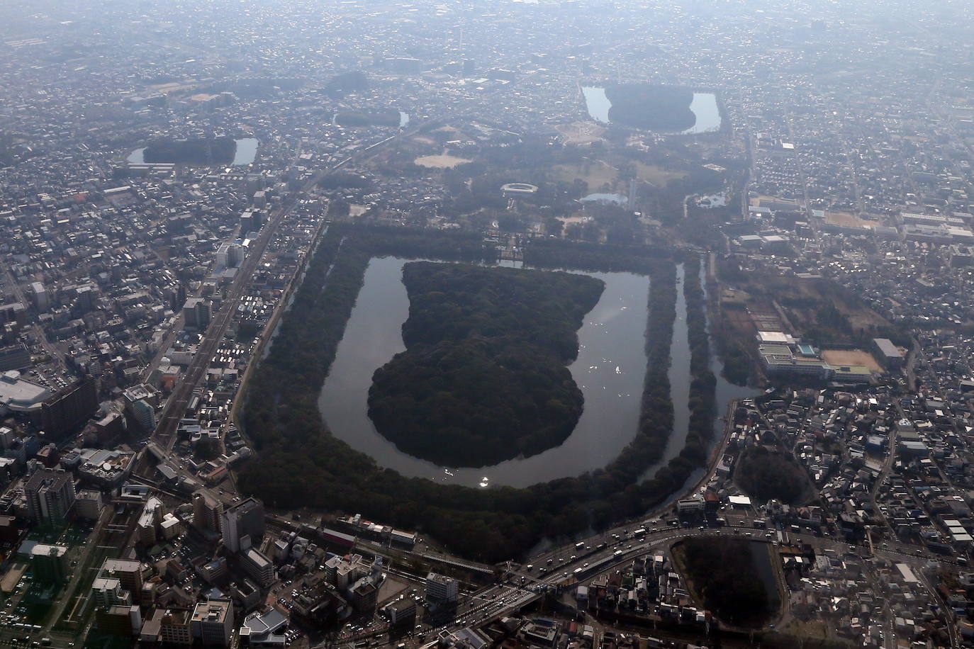 16. Kofun-Mozu (Japón): El denominado grupo de 'kofun' de Mozu-Furuichi: túmulos del antiguo Japón es un conjunto de 49 tumbas de diverso tamaño y forma construidas entre finales del siglo IV y finales del V, durante el período Kofun, del que son un excepcional testimonio.