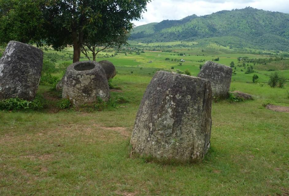 29. Xieng Khuang (Laos): El nombre de este llano (Xieng Khuang significa Llano de las Tinajas), situado en una meseta del centro de Laos, se debe a las 2.100 tinajas megalíticas de forma tubular, diseminadas por su territorio, que datan de la Edad del Hierro en este país (siglos V a.C. - V d.C.) y estaban destinadas a la ejecución de diversas prácticas funerarias.