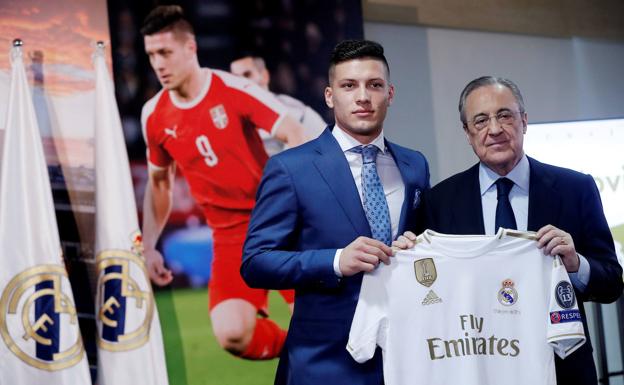 Luka Jovic, junto a Florentino Pérez, el día de su presentación como futbolista del Real Madrid. 