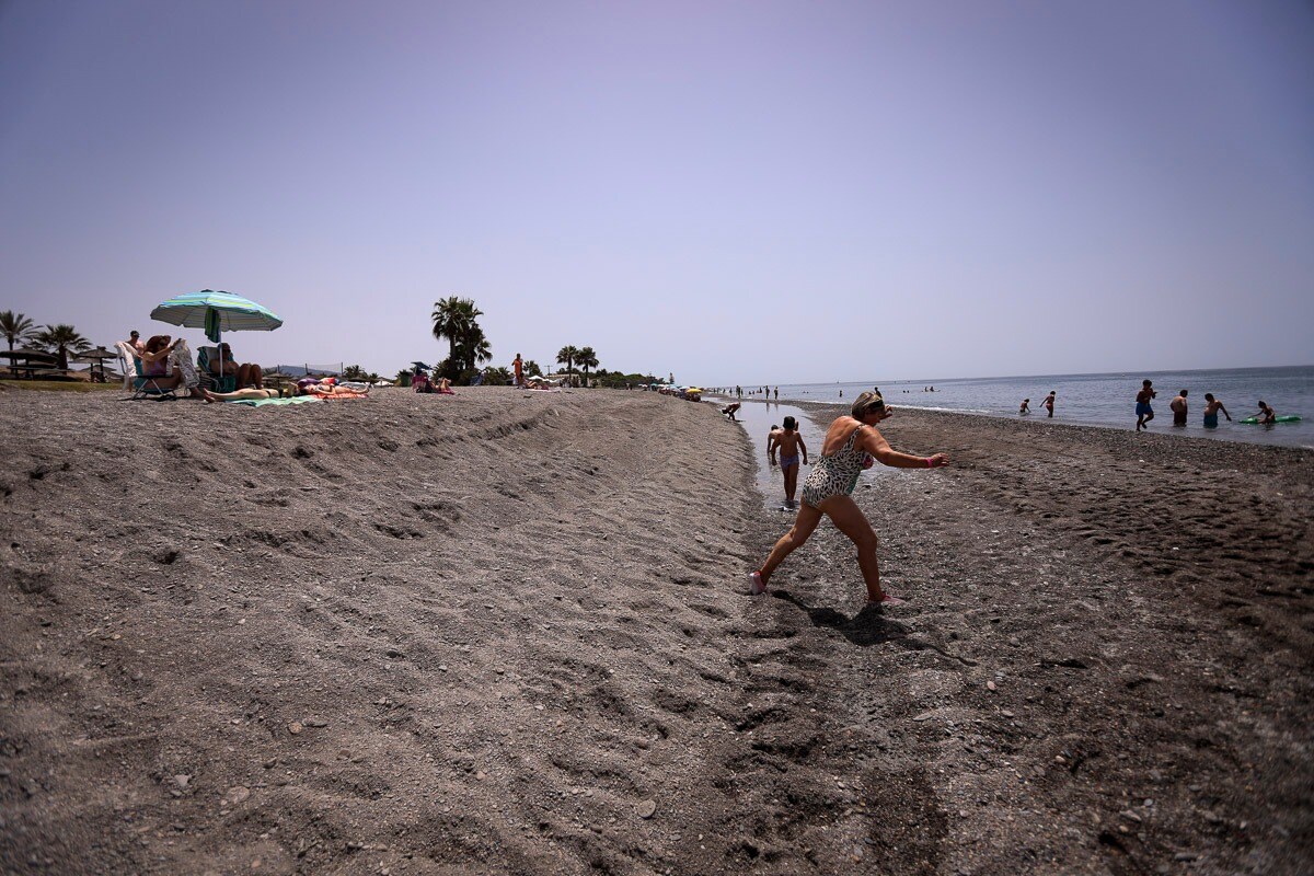 Fotos: Playa Granada va recuperando la normalidad