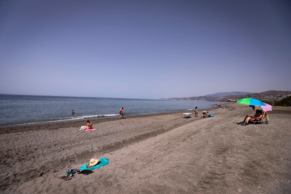 Fotos: Playa Granada va recuperando la normalidad