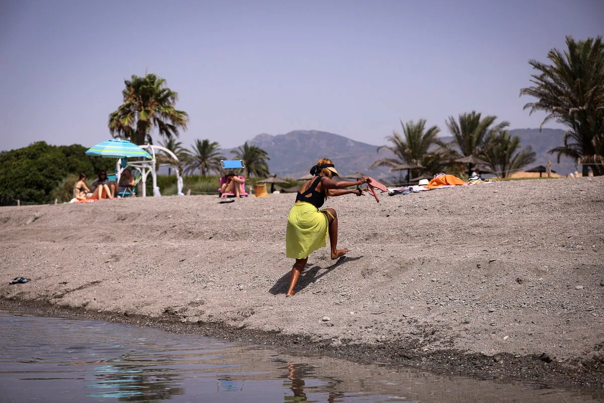 Fotos: Playa Granada va recuperando la normalidad