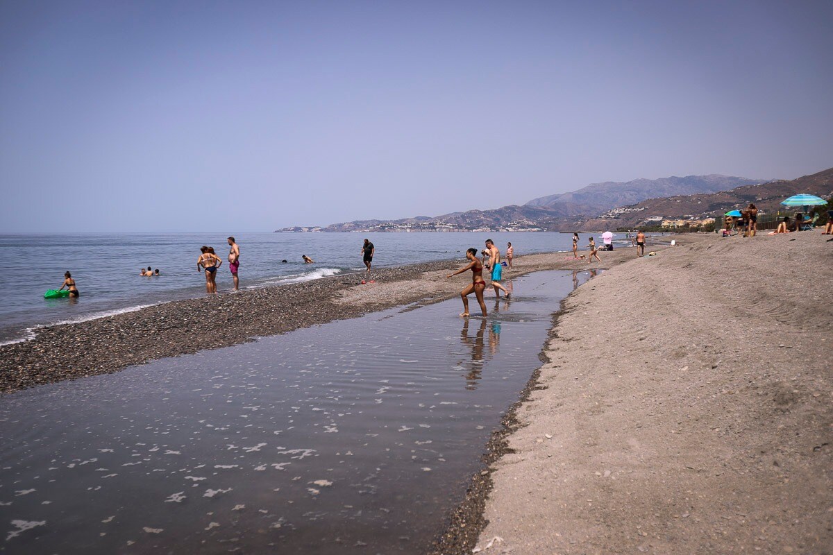 Fotos: Playa Granada va recuperando la normalidad