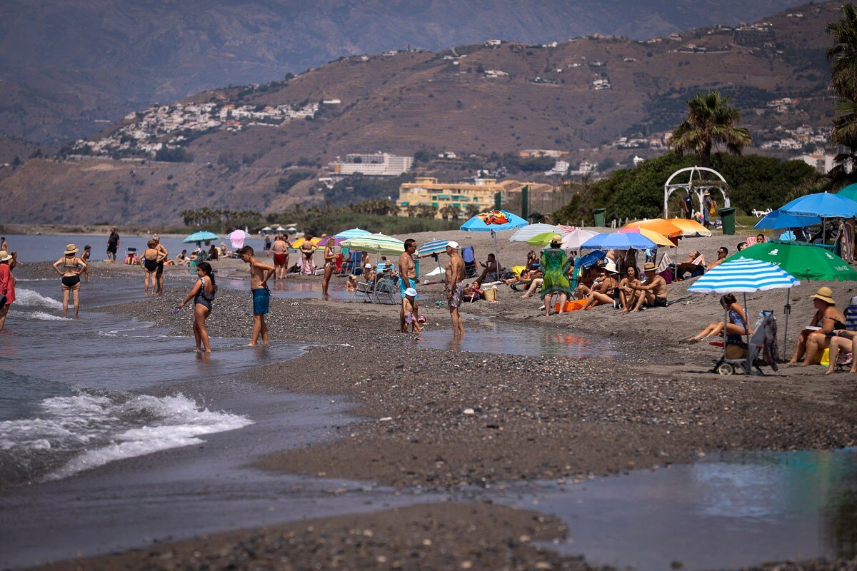 Fotos: Playa Granada va recuperando la normalidad