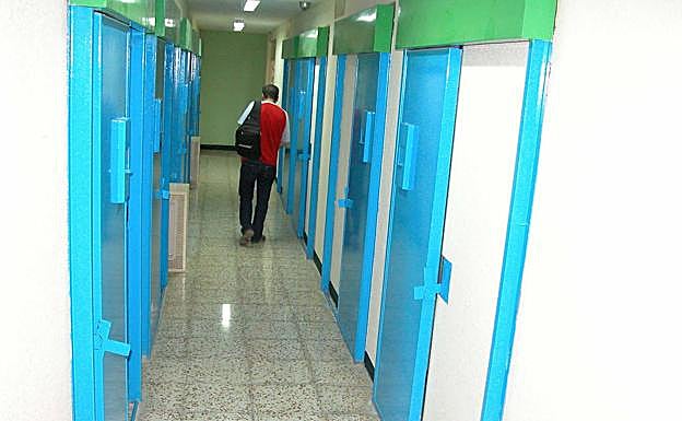 Un hombre camina por los pasillos del centro 'Tierras de Oria'. 