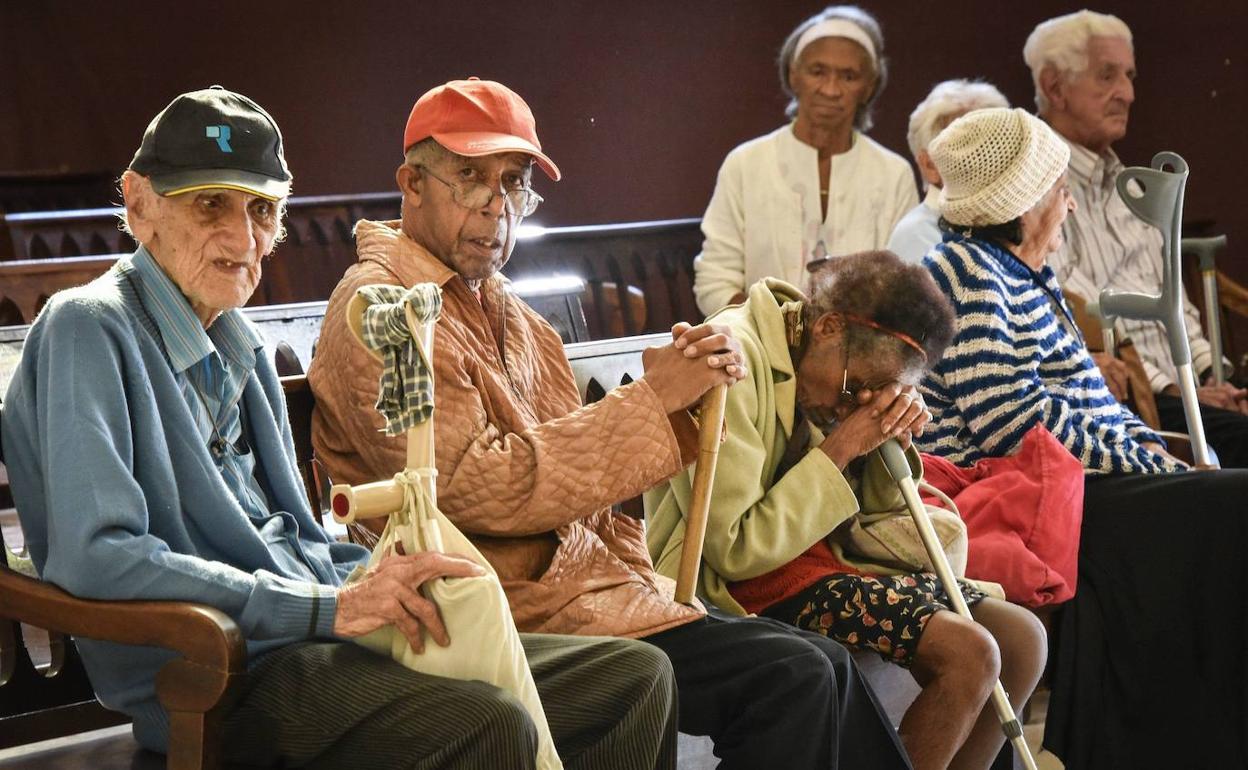 Estar acompañados, en opinión de los expertos, ayuda a alargar la vida. 