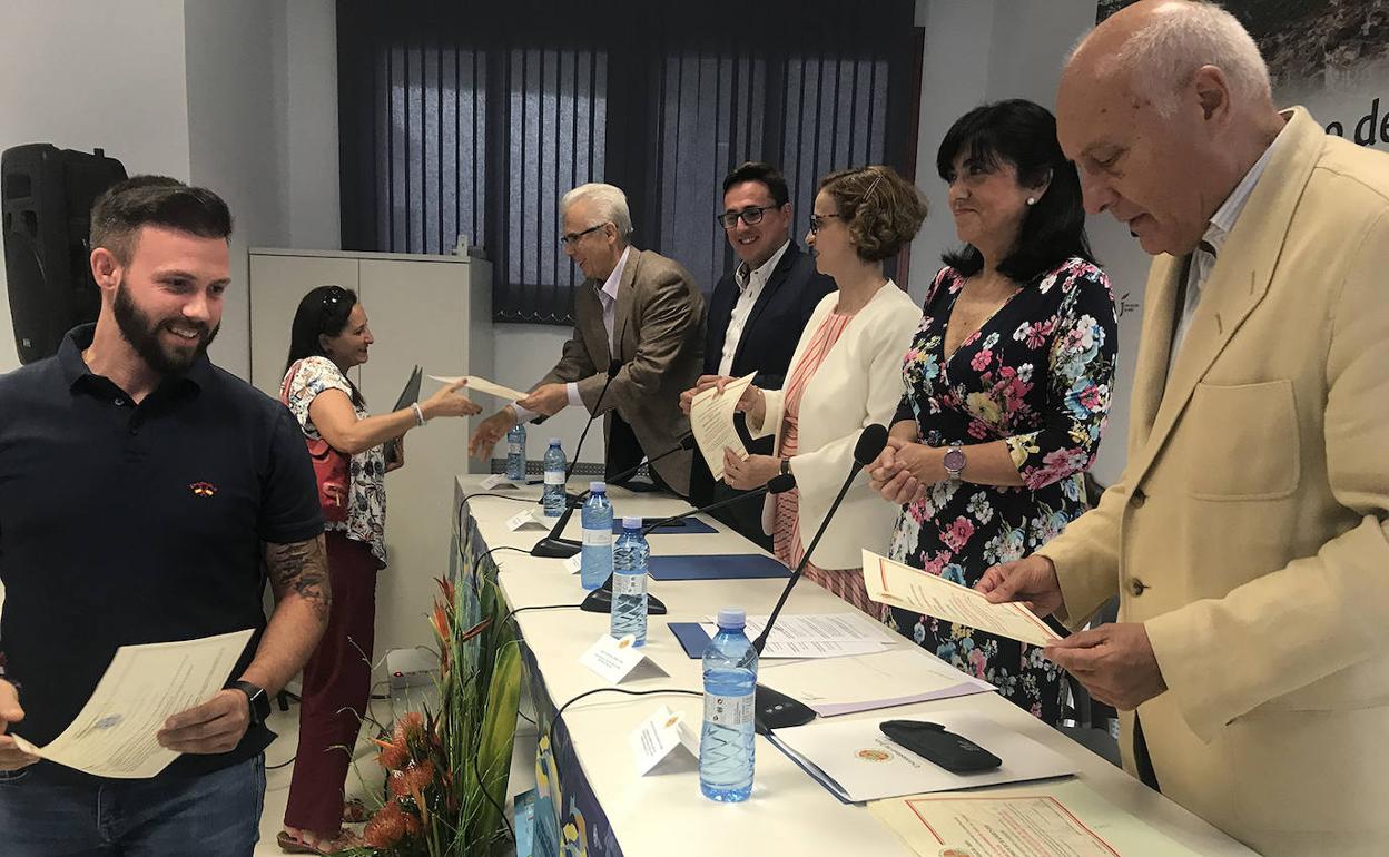 Entrega de diplomas en la clausura de los cursos. 