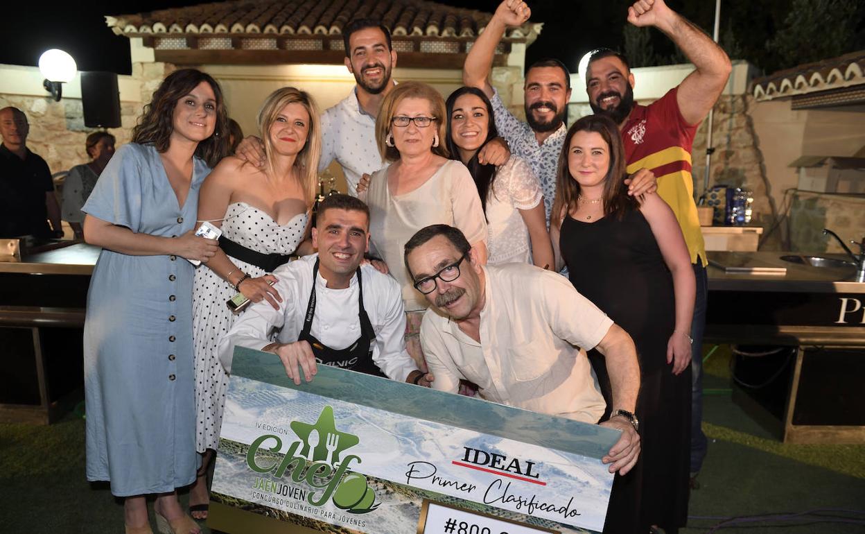 El ganador de la cuarta edición el concurso, posando con sus premio y arropado por su familia, que estuvo animándolo durante toda la noche. 