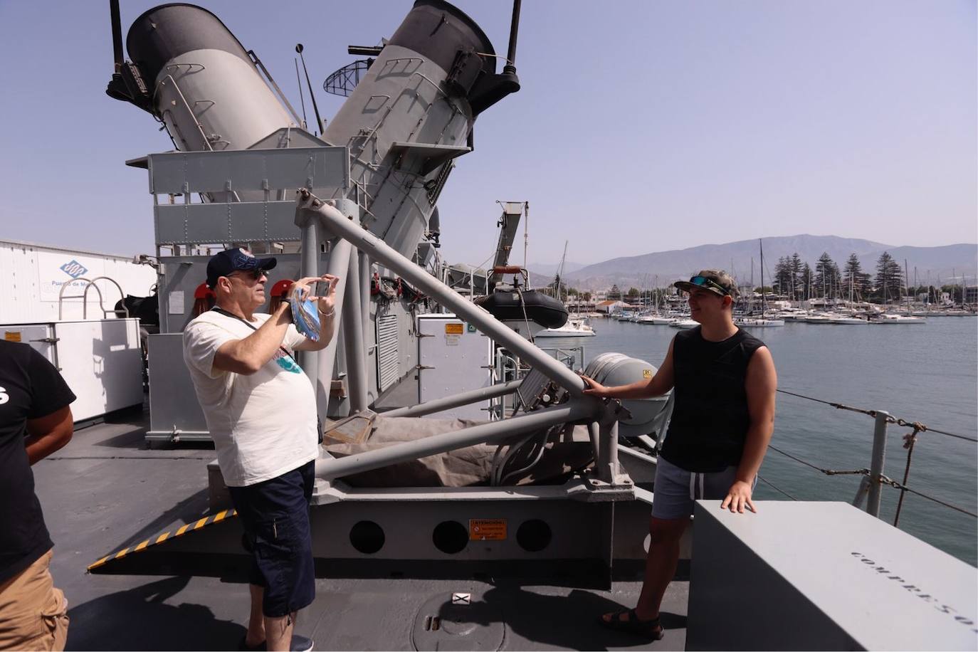 Cientos de personas visitan en Motril el buque Infanta Cristina