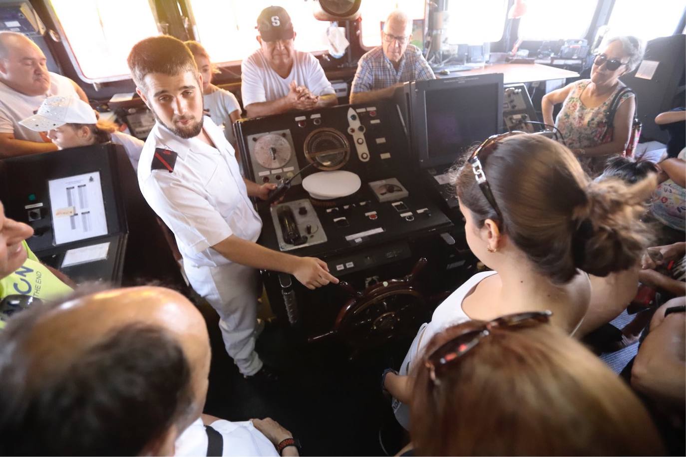 Cientos de personas visitan en Motril el buque Infanta Cristina