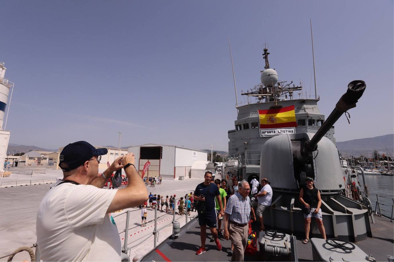 Cientos de personas visitan en Motril el buque Infanta Cristina