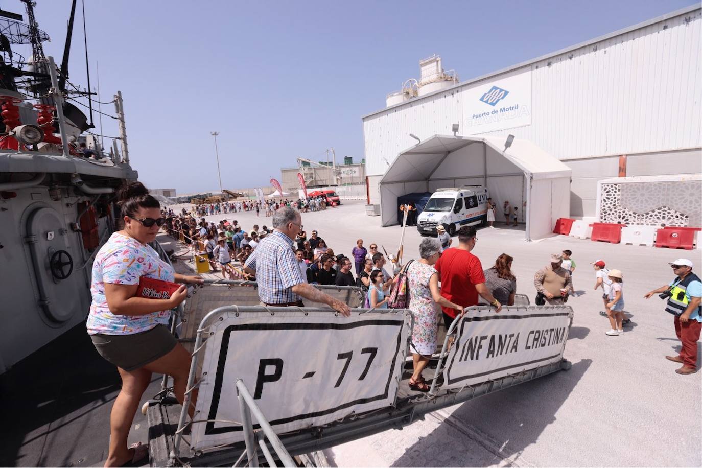 Cientos de personas visitan en Motril el buque Infanta Cristina