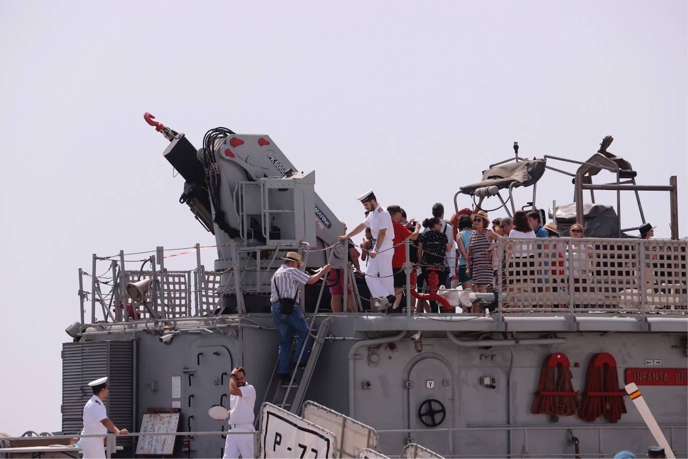 Cientos de personas visitan en Motril el buque Infanta Cristina