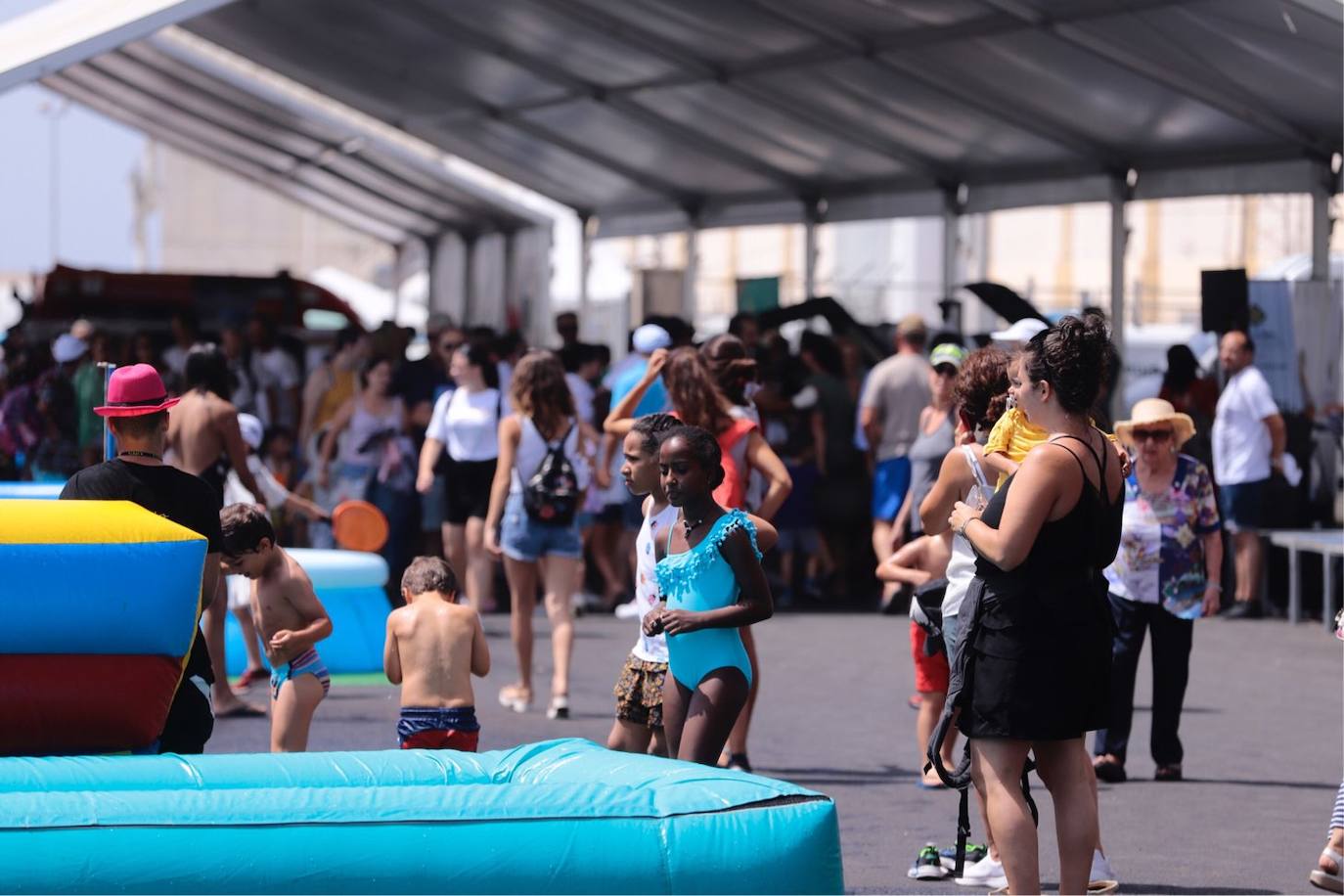 Cientos de personas visitan en Motril el buque Infanta Cristina