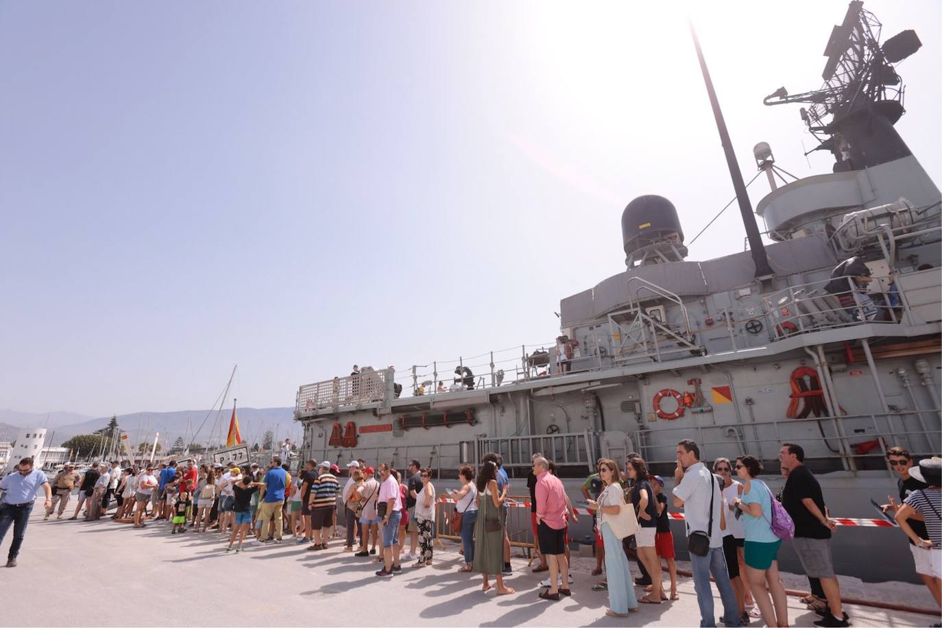 Cientos de personas visitan en Motril el buque Infanta Cristina