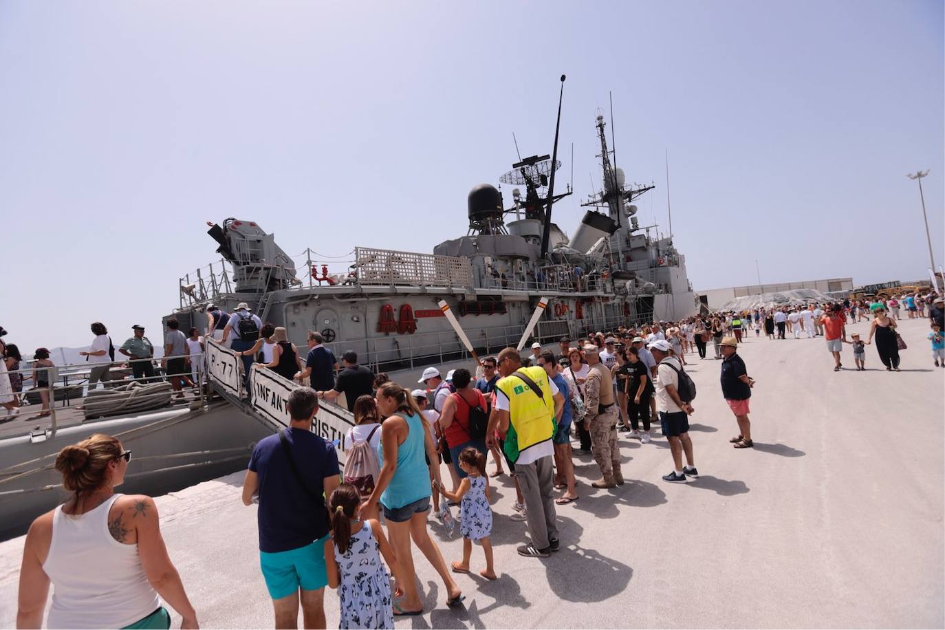 Cientos de personas visitan en Motril el buque Infanta Cristina