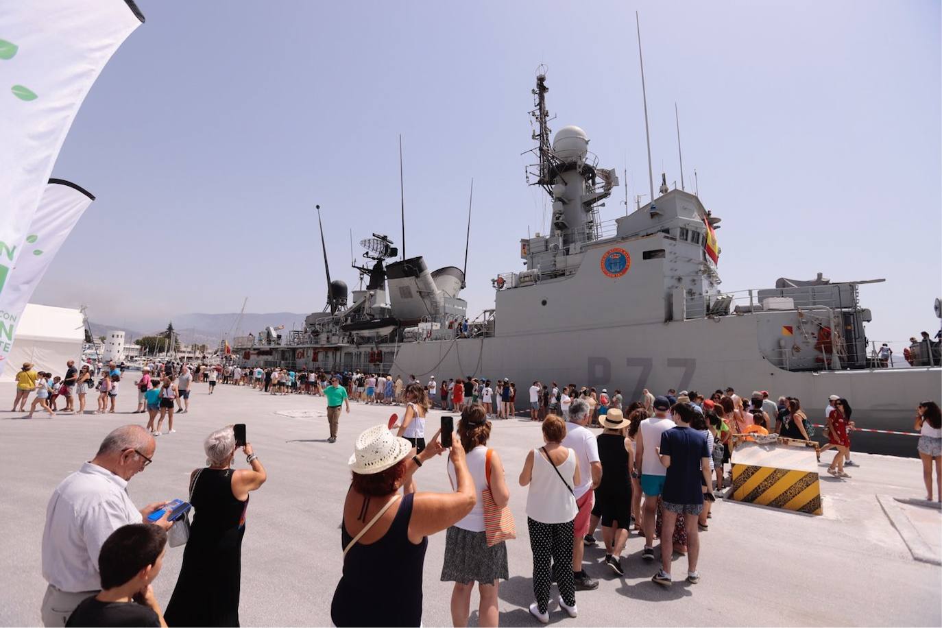 Cientos de personas visitan en Motril el buque Infanta Cristina