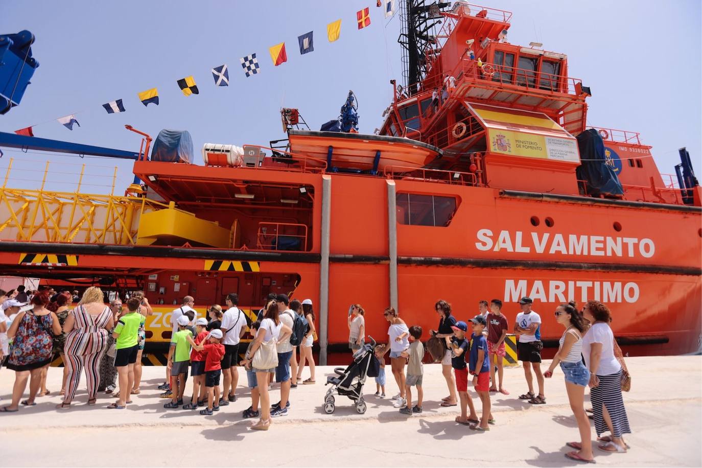 Cientos de personas visitan en Motril el buque Infanta Cristina
