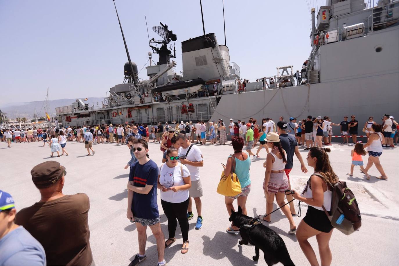 Cientos de personas visitan en Motril el buque Infanta Cristina