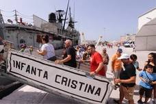 Cientos de personas visitan en Motril el buque Infanta Cristina