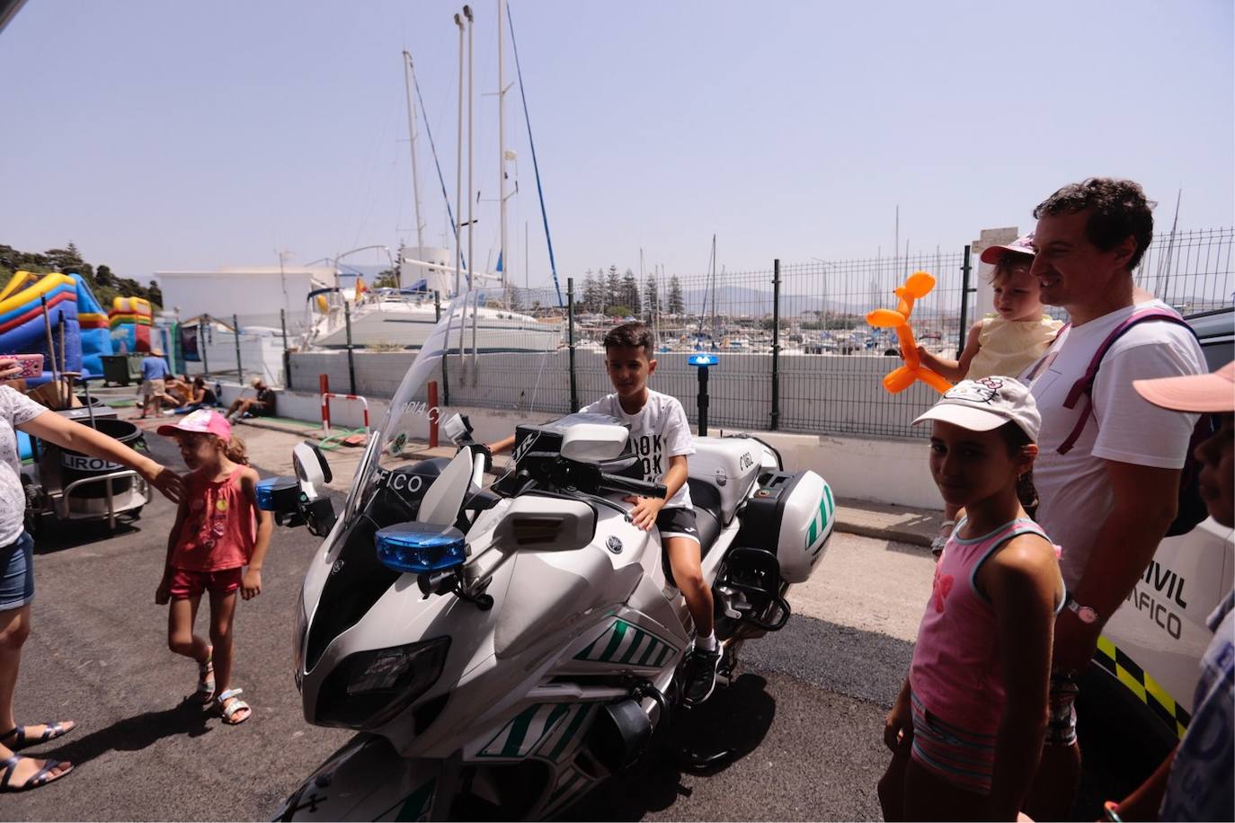 Cientos de personas visitan en Motril el buque Infanta Cristina