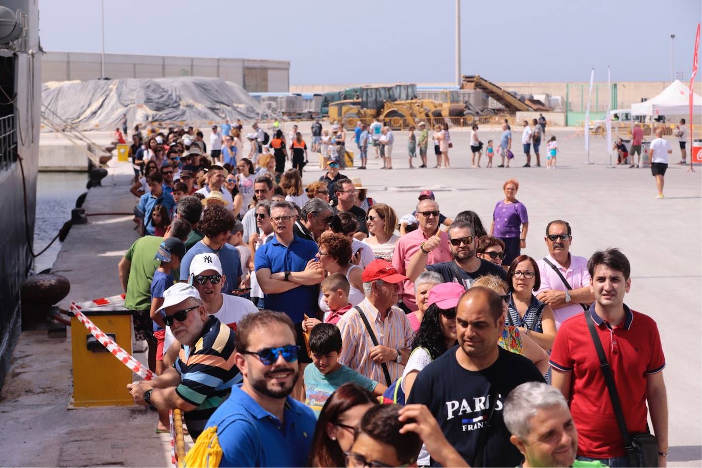 Cientos de personas visitan en Motril el buque Infanta Cristina