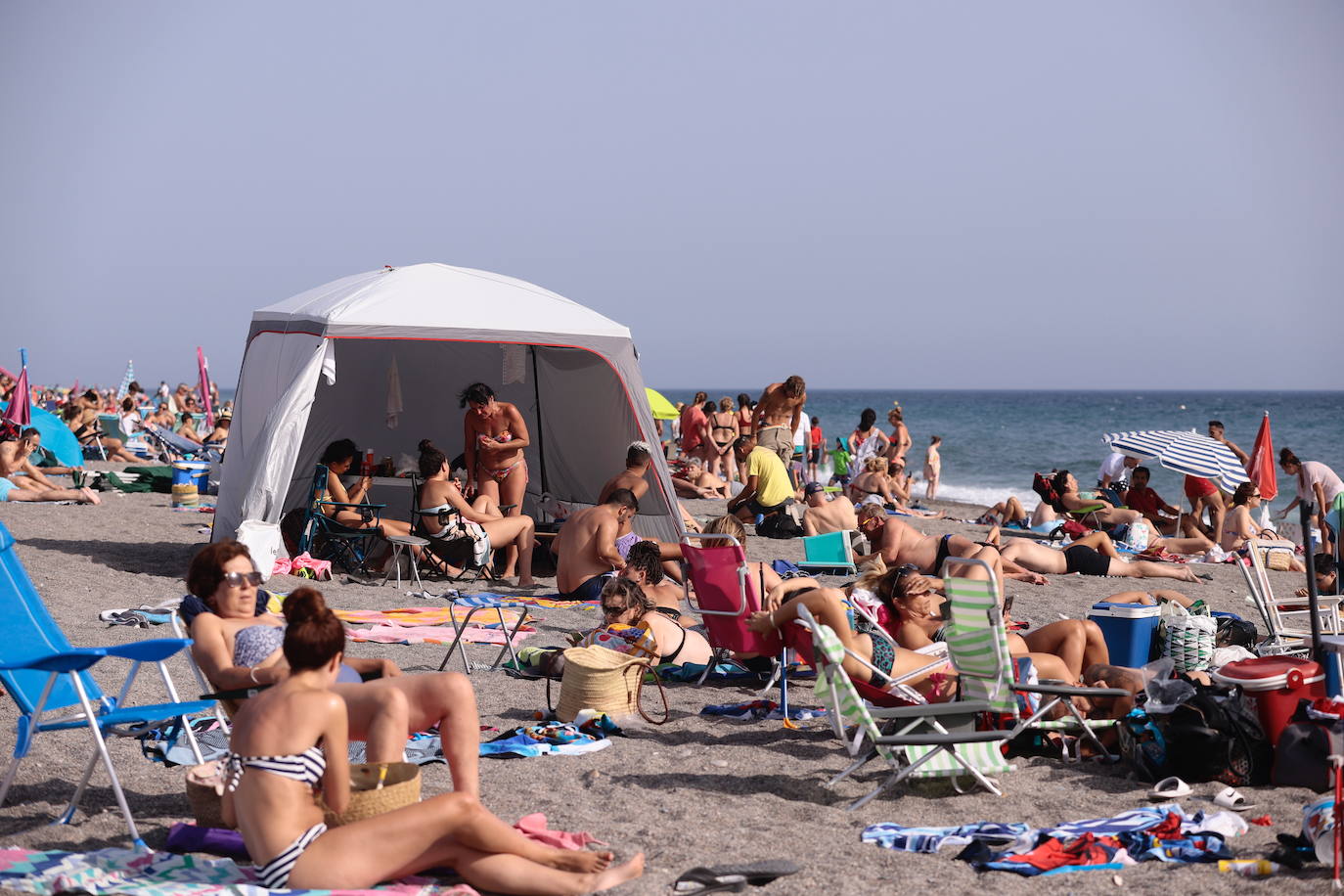 Las playas de la Costa Tropical incluyen un listado de normas para que reine la paz sobre la arena y en el agua. La venta ambulante, la música o los juegos deportivos son algunas de las actividades que regulan las ordenanzas. 