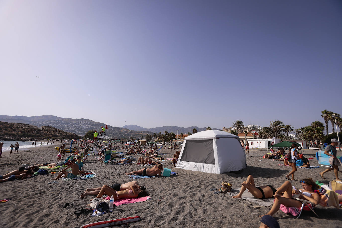 Las playas de la Costa Tropical incluyen un listado de normas para que reine la paz sobre la arena y en el agua. La venta ambulante, la música o los juegos deportivos son algunas de las actividades que regulan las ordenanzas. 