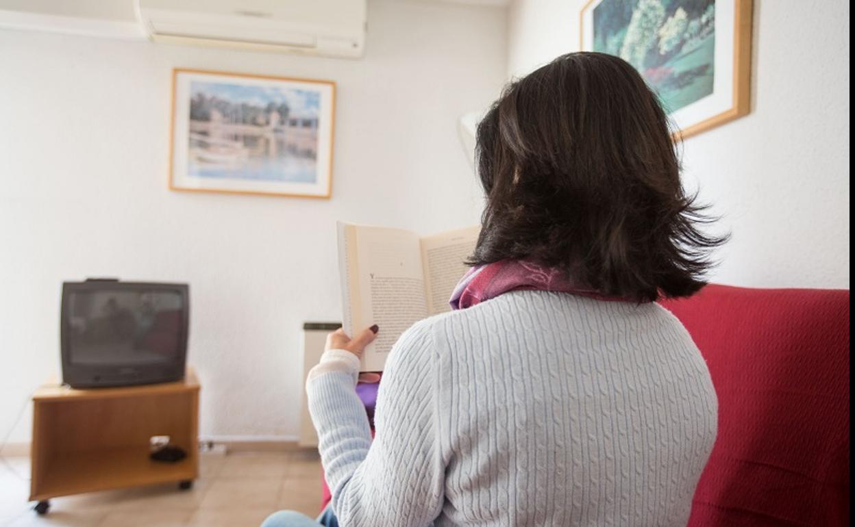 Una usuaria de un centro de acogida
