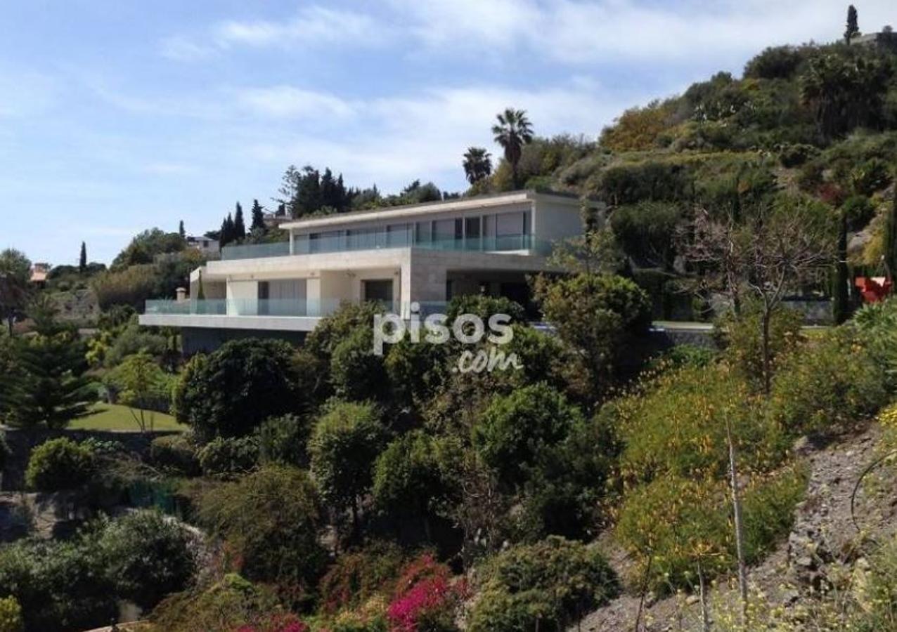 Casa de 950 metros cuadrados, jardín, terraza y piscina en Marina del Este-Punta de La Mona, Almuñécar (4,5 millones de euros). Tiene 6 habitaciones y 6 baños, garaje y trastero.