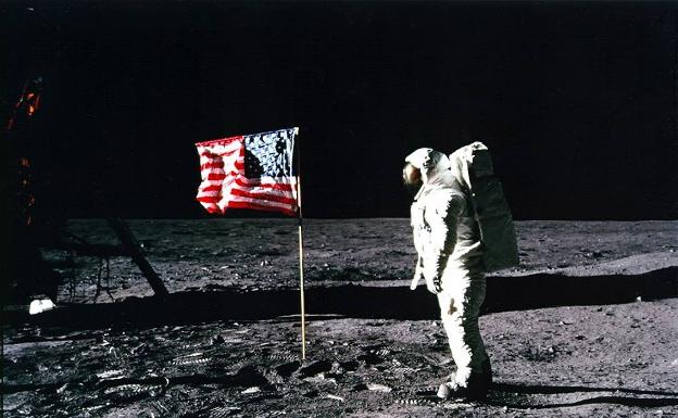 La bandera estadounidense, en el suelo lunar. 