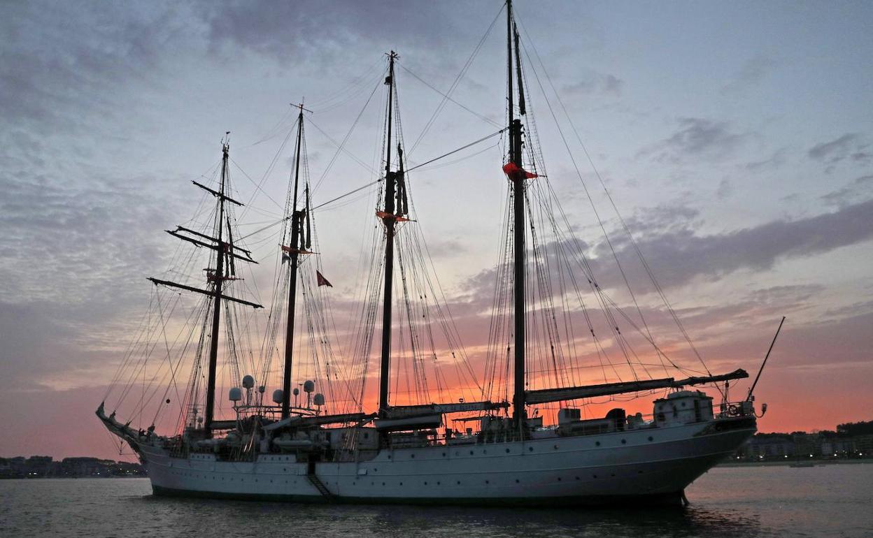 El buque escuela Juan Sebastián Elcano, fondeado en Sanxenxo (Pontevedra).