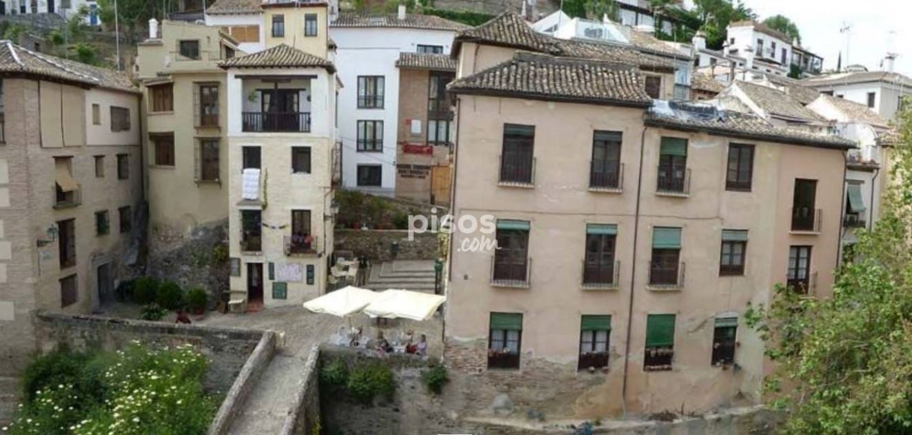 Casa adosada de 600 metros cuadrados en Paseo de los Tristes, Granada (2 millones de euros). Tiene 6 habitaciones y 3 baños.