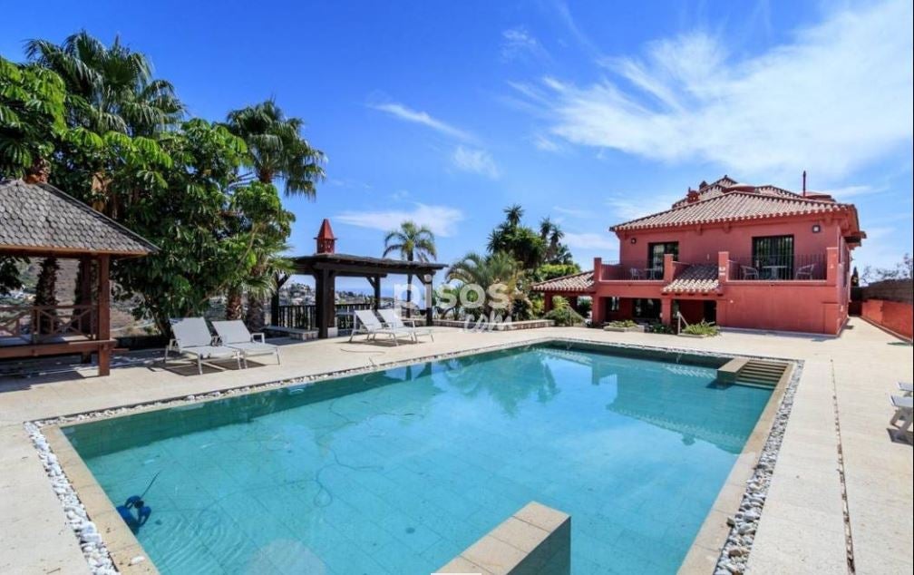 Chalet de 690 metros cuadrados en Velilla-Taramay, Almuñécar (1.685.000 euros). Tiene 5 habitaciones, 6 baños, terraza, jardín y piscina. 