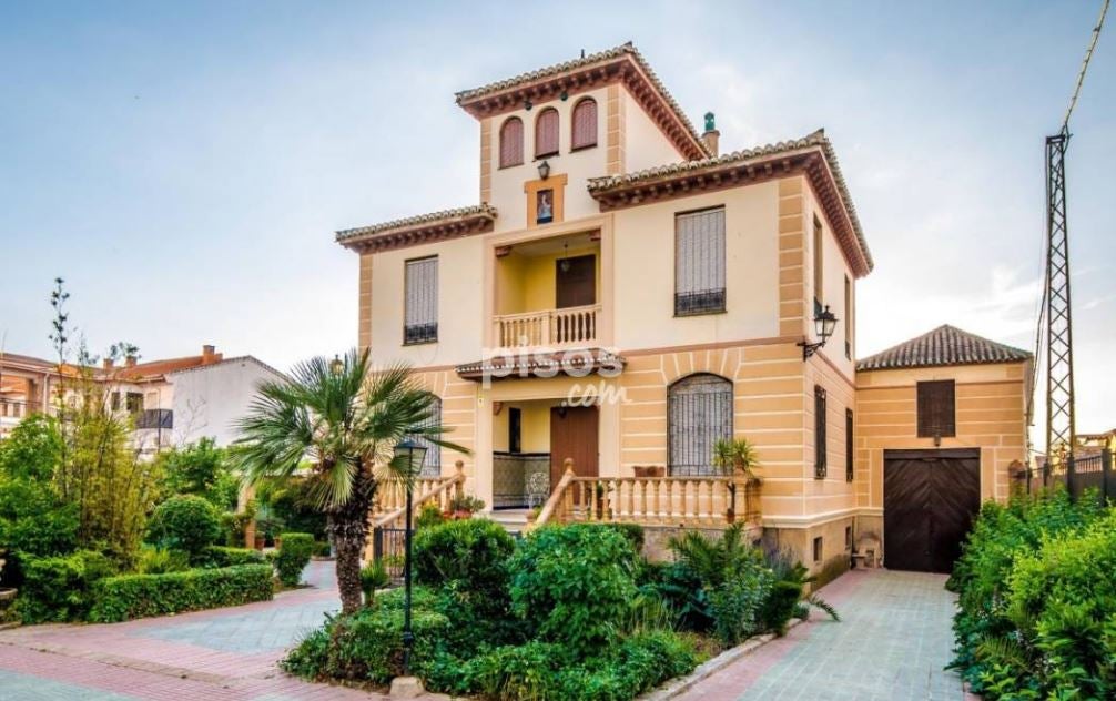 Chalet en 708 metros cuadrados en calle Motril, Alhendín (1,6 millones de euros). Tiene 9 habitaciones, 4 baños, terraza, jardín y piscina.