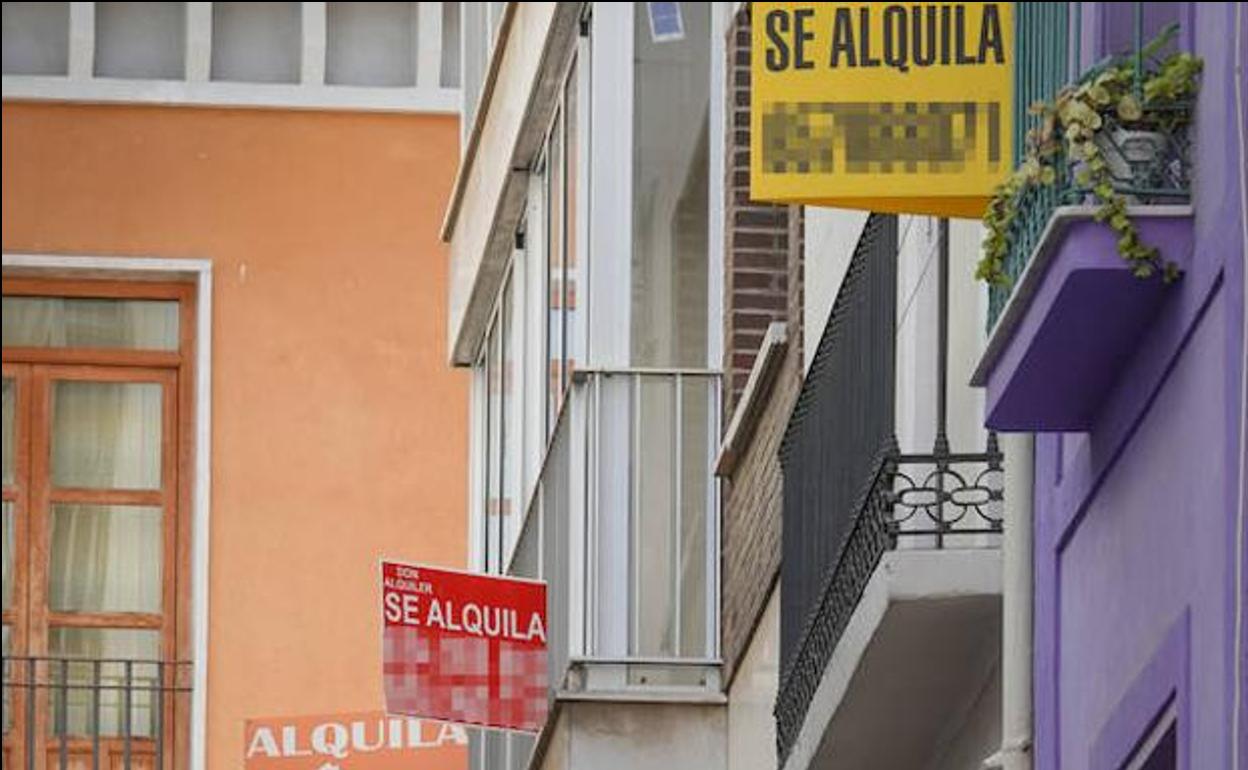 Balcones con carteles para alquilar piso