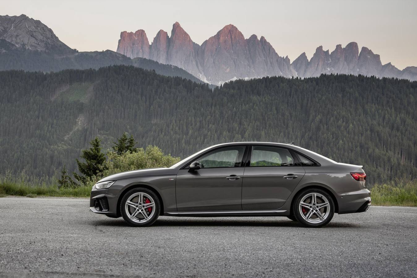 La berlina media de Audi se renueva con una línea más deportiva y en la carrocería se integran los rasgos que definen el último lenguaje de diseño del fabricante. 