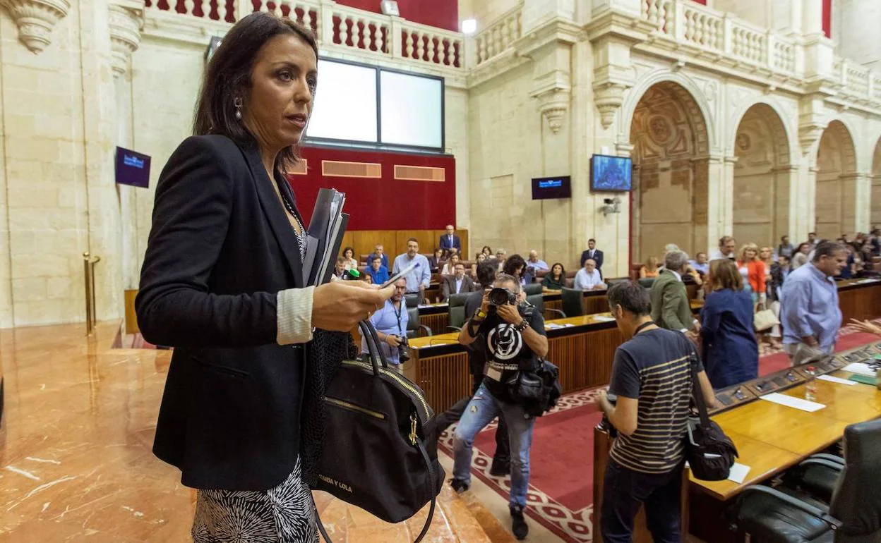 La bronca final del debate enfrenta al PSOE con la presidenta del Parlamento andaluz